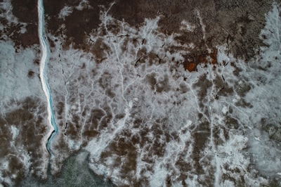 白天河流附近陆地的航空摄影